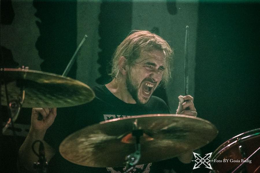 Work face on!!! Tonight, Sold Out show in Dusseldorf 🇩🇪 

Pic by Gosia Budig (SO36 - Berlin)

#propain #nyhc #drumlife #actionshot