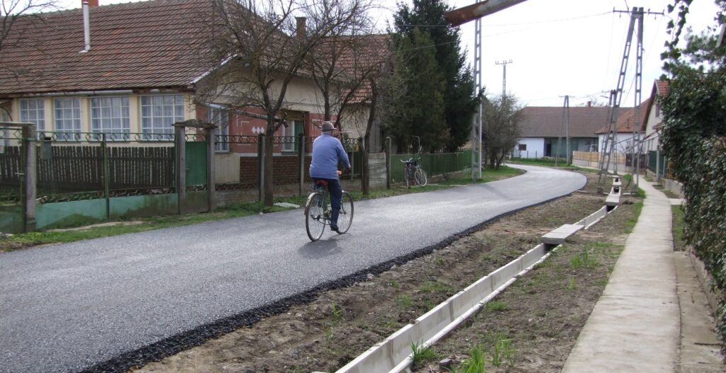 Atlatszo's tweet image. Companies that were not even suitable for the job applied to build a cycle path.
english.atlatszo.hu/2023/12/06/doz…