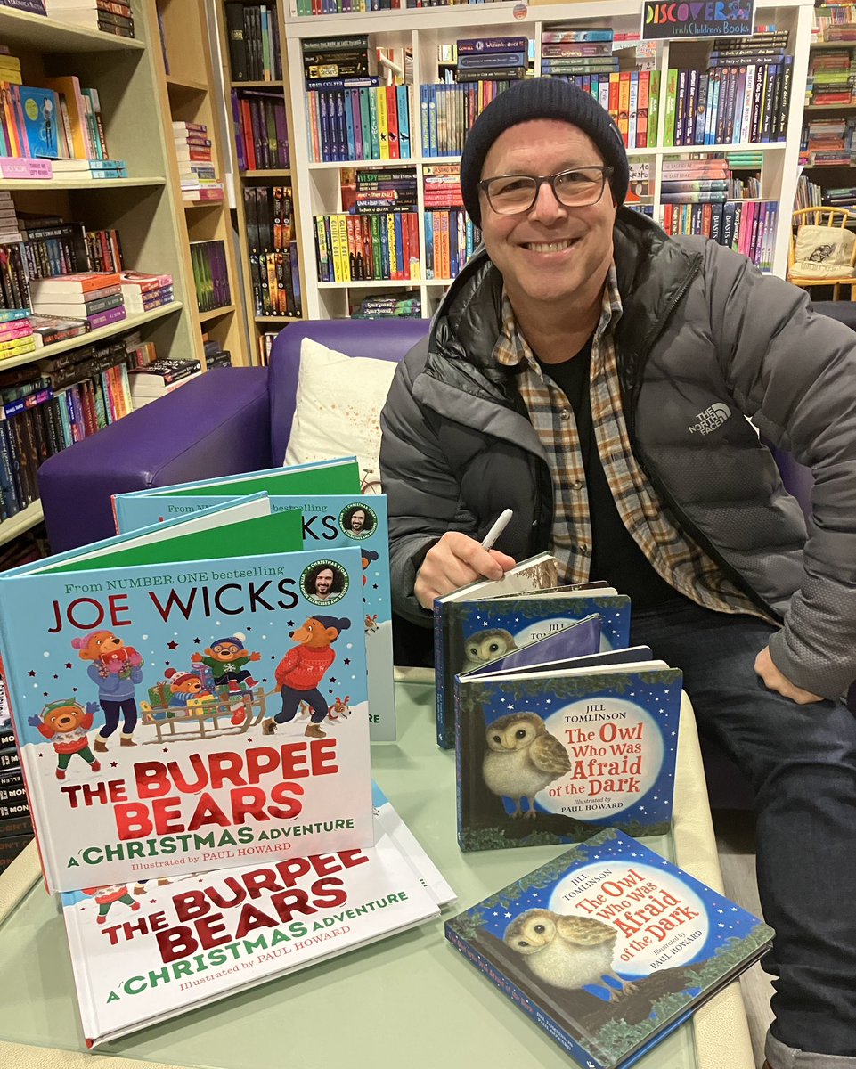 LittleAcornsBks's tweet image. Finally got to meet the talented &amp;amp; towering #illustrator @paulhoward20 &amp;amp; what a small funny &amp;amp; fab world it is! #Number10 in Nov &amp;amp; #SignedBooks in Dec! Roll on #2024 for some wonderful collaborations: chat, colouring-in, craic &amp;amp; culture! 📚🎨✍️📚 #BurpeeBears