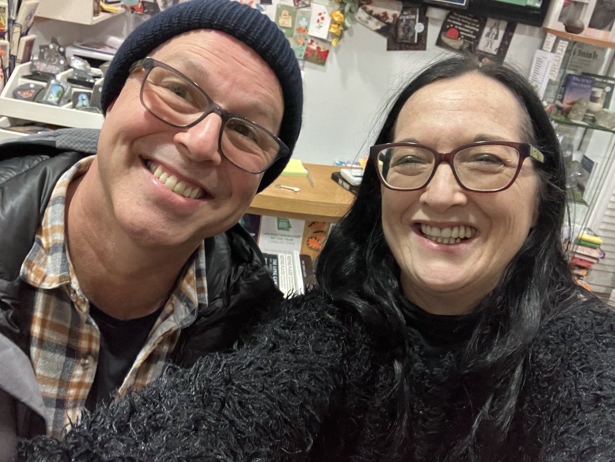 LittleAcornsBks's tweet image. Finally got to meet the talented &amp;amp; towering #illustrator @paulhoward20 &amp;amp; what a small funny &amp;amp; fab world it is! #Number10 in Nov &amp;amp; #SignedBooks in Dec! Roll on #2024 for some wonderful collaborations: chat, colouring-in, craic &amp;amp; culture! 📚🎨✍️📚 #BurpeeBears