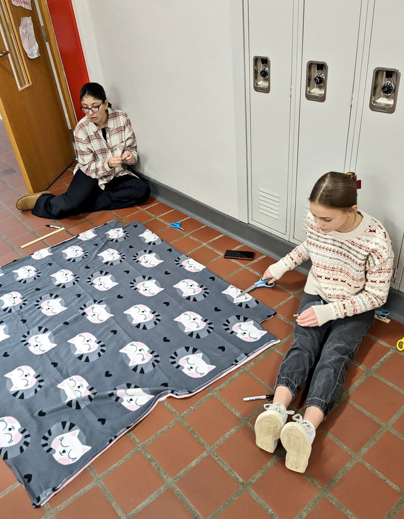 Carinlaw90's tweet image. Day 1 making blankets for those in need during these chilly months 🥶 #projectlinus #dogood