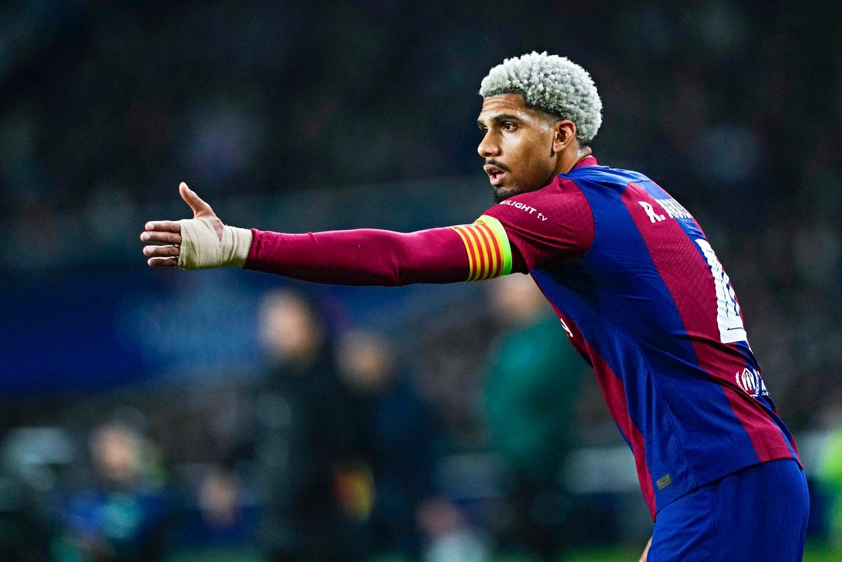 Ejemplo total, capitán y figura. Ronald Araujo 💙❤️