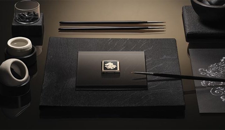 XcellentWatches's tweet photo. 🔴 La maison Jaeger-LeCoultre à dévoilé la Reverso Tribute Enamel 
« Dragon » 🐉

Le verso possède une surface émail Grand Feu opaque et met en beauté une gravure en or rose aux contours tracés en Rhodium noir  ◼️

Un travail qui a nécessité pas moins de dix burins de tailles différentes 🔨
( Environ 80h de travail )

Un modèle créé en hommage à l'année du dragon qui se profile dans le calendrier chinois 🇨🇳