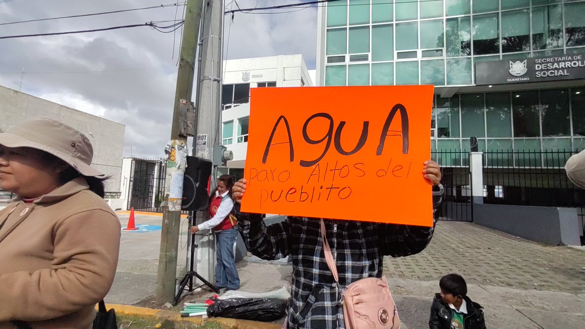 Antorcha_Q's tweet photo. Nos manifestamos frente a las oficinas de @SEDESOQueretaro, exigiendo una vez más a las autoridades den resultados a las demandas del pliego petitorio que entregamos hace aproximadamente 3 años. https://t.co/lS26jp2Sun