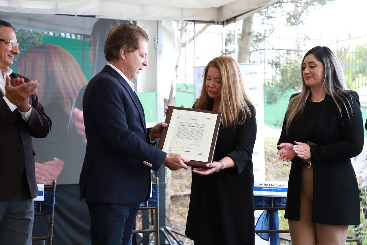 AlfredoOrtegaEc's tweet photo. Hoy es un día importante para la seguridad social porque se cristaliza un sueño en beneficio de Cuenca y el sur del país. 🏥🤝

Inauguramos el Primer Centro de Gastroenterología en el @IESSHJCA que ofrecerá servicios especializados a más de 15 mil afiliados. https://t.co/U0IKyYZ0Jr