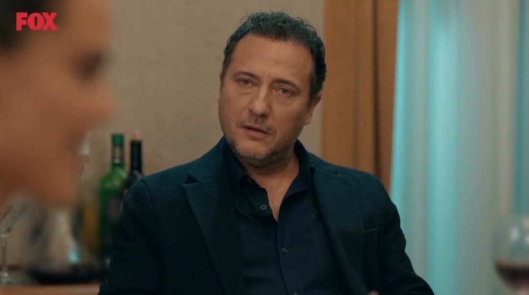 tek bir masa,birbirinden ilginç konu..
Şebnem her konuştuğunda Mesut'un daha da şüphelenmesi..
Melisa'nın kendini ele vermesi.. 
İnanılmaz heyecanlı ilerliyor dizi inanılmaz!✨
#ŞahaneHayatım