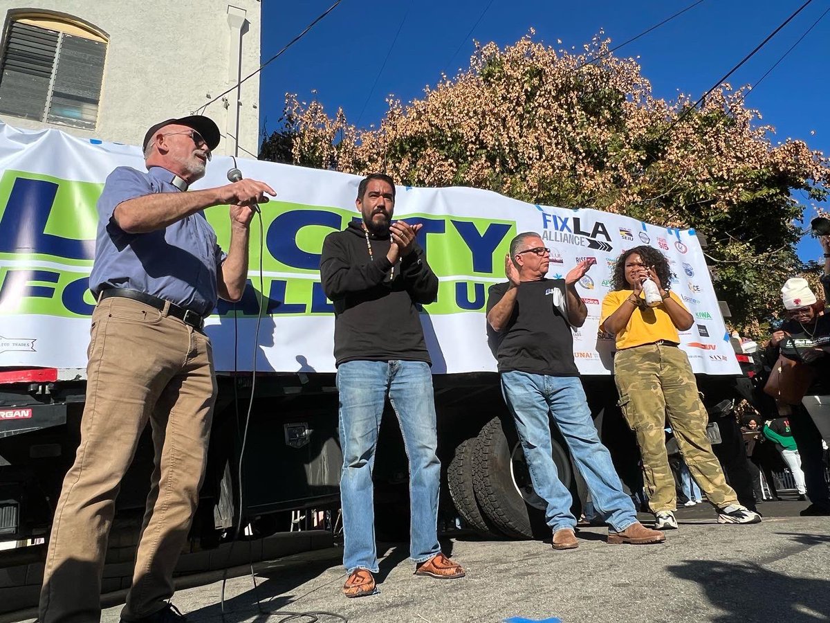 FixLANow's tweet image. How can LA– one of the richest cities in the US– also have one of the highest rates of homelessness? 🤔

Activists, clergy, union &amp;amp; community members with Fix LA are rallying today to change that by calling on LA City to develop permanent supportive housing on City property.