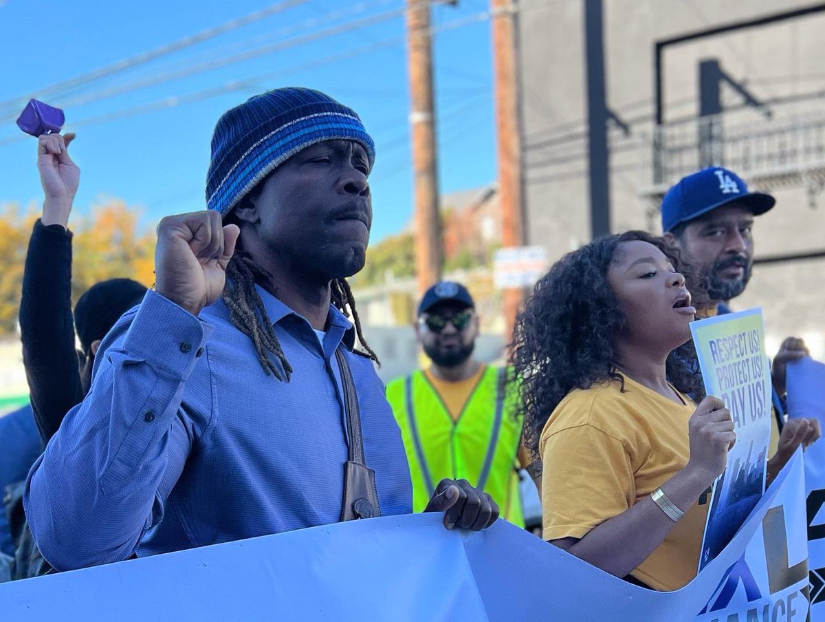 FixLANow's tweet image. How can LA– one of the richest cities in the US– also have one of the highest rates of homelessness? 🤔

Activists, clergy, union &amp;amp; community members with Fix LA are rallying today to change that by calling on LA City to develop permanent supportive housing on City property.