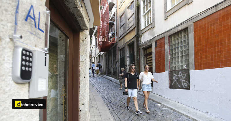 Governo admite constrangimentos na entrega de comprovativos de atividade do alojamento local dlvr.it/SznlJc