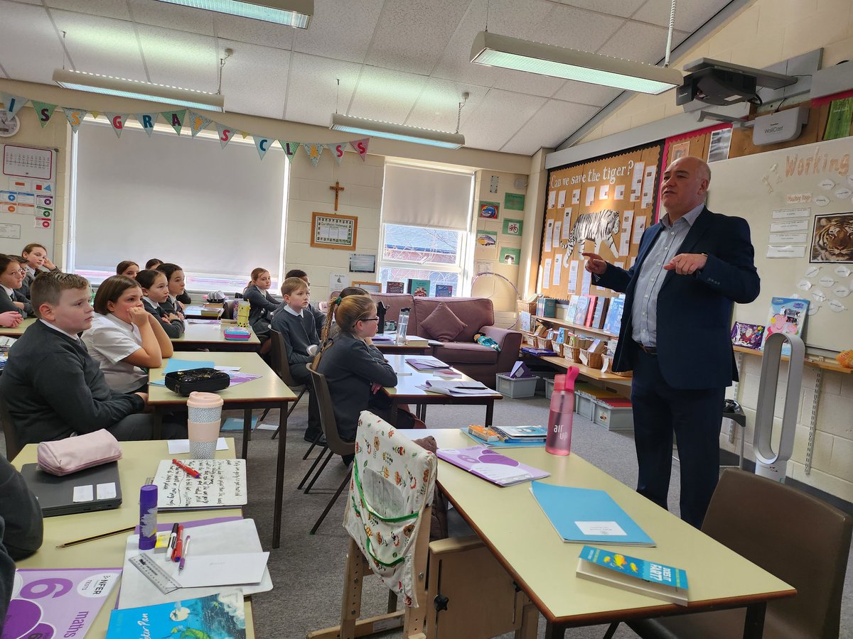 Y6EngMartyrs's tweet photo. Peter Yip came into Y6 today to discuss being inclusive and celebrating uniqueness. We learned a lot and really enjoyed the session #PHSEAtEM Thank you @_PeterYip https://t.co/xMWsDCpUKZ