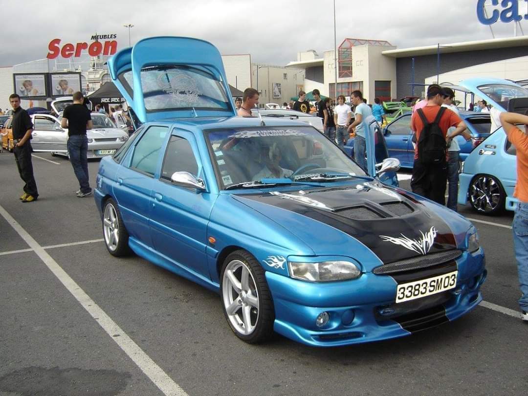 Serge_0002's tweet photo. @CommuneUccle Et tout ça tandis qu'à Charleroi il arrive sur une Ford Escort tunée.
#AutreStyle https://t.co/QhiHACfKOr