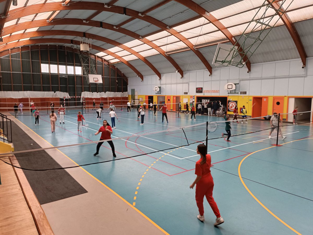 AS_clgBouligny's tweet photo. Parce que l'AS 🦊 du @clgBouligny c'est notamment du partage, de la convivialité et du respect ! Gros succès du Tournoi de Noël 🎄 avec 43 élèves, 3 profs, 1 AED, 5 anciens élèves et 1 CPE 🎅 MERCI à toutes et tous pour votre participation et félicitations aux 8 gagnant(e)s 🎁🙌 https://t.co/khZWTmz4Fz