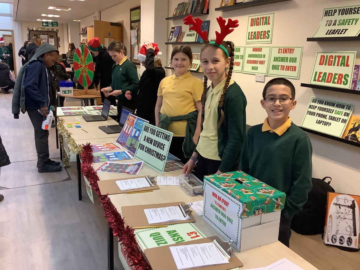 ComputingHG's tweet image. DIGITAL LEADERS: Our first ever Digital Leader #HardwickGreenPA stall. 

🎄 E-Safety leaflets for setting up a new device
🎄 Parental controls leaflet for iOS and Android
🎄 How to create a strong, secure password activity
🎄 Competition

Chn were amazing 👏 

#HardwickComputing