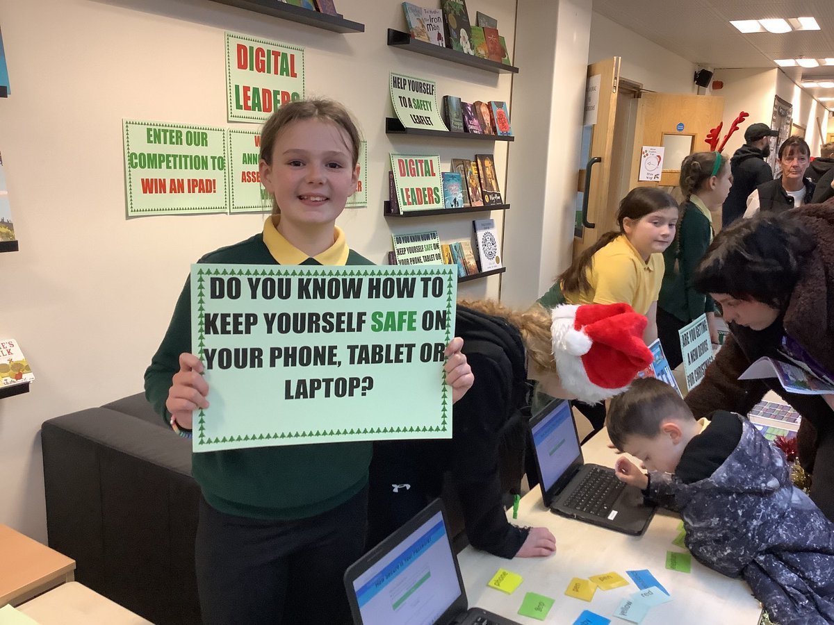 ComputingHG's tweet image. DIGITAL LEADERS: Our first ever Digital Leader #HardwickGreenPA stall. 

🎄 E-Safety leaflets for setting up a new device
🎄 Parental controls leaflet for iOS and Android
🎄 How to create a strong, secure password activity
🎄 Competition

Chn were amazing 👏 

#HardwickComputing