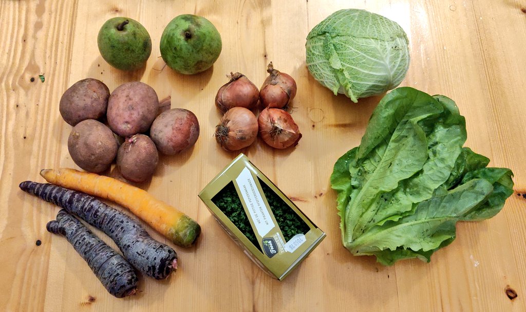 Wie op pauze staat maar toch #lastminute #bio #groenten wil, kan om 19:00 scherp komen kijken of er nog wat over is. 9 Van de 10 keer is dat het geval. Dit is "zeven achtste pakket". (Je krijgt dan één achtste korting). 😋