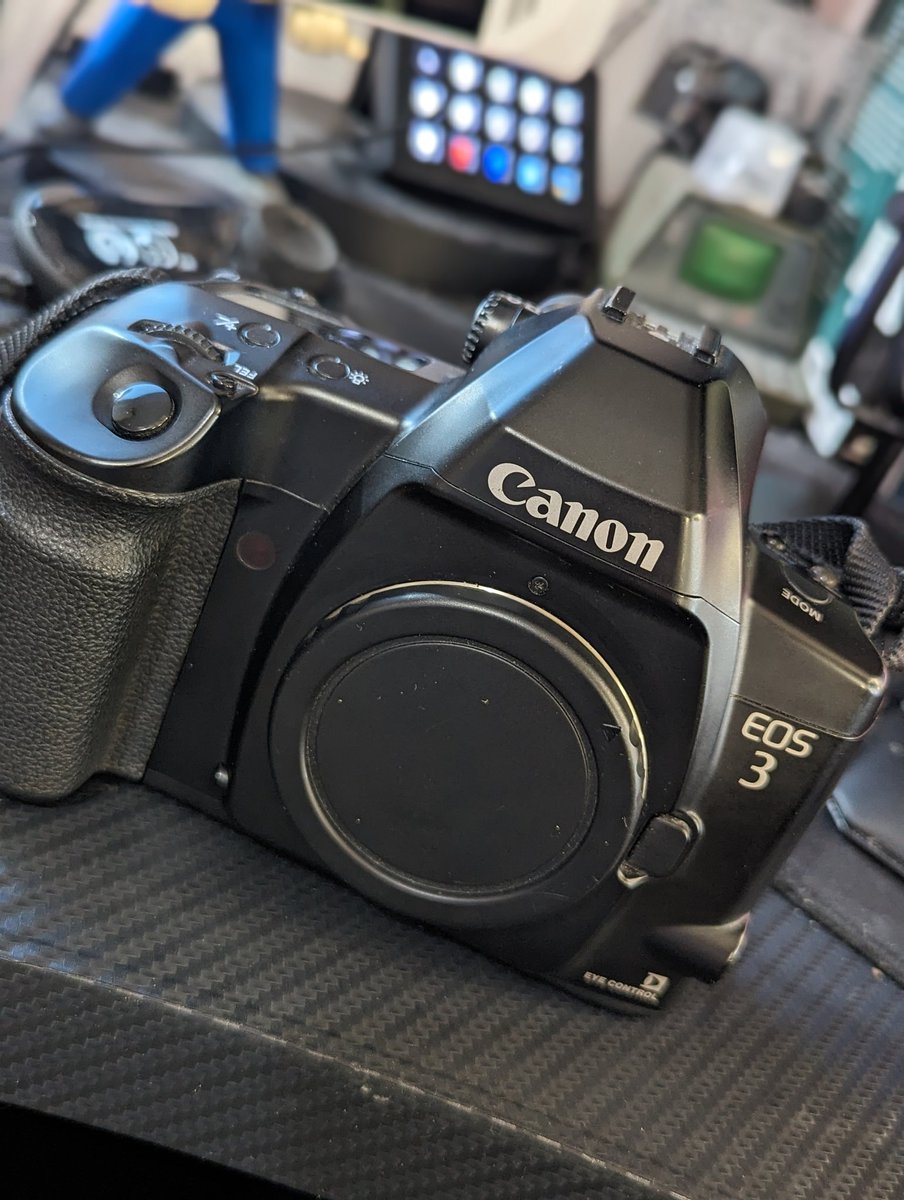 rubbergeek's tweet photo. Managed to find a working EOS 3 at a pawn broker for a steal based on normal prices! https://t.co/rzV7Arte0f