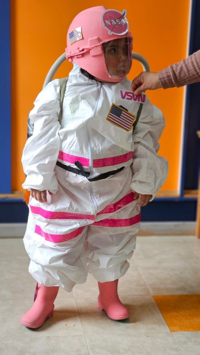 #EducaciónDeCalidad Niñas y niños de la sala cuna y jardín infantil Pulgarcito de Quemchi, viajaron al espacio, recorrieron el sistema solar y conocieron los planetas. Una experiencia educativa que los invitó a explorar su entorno natural.