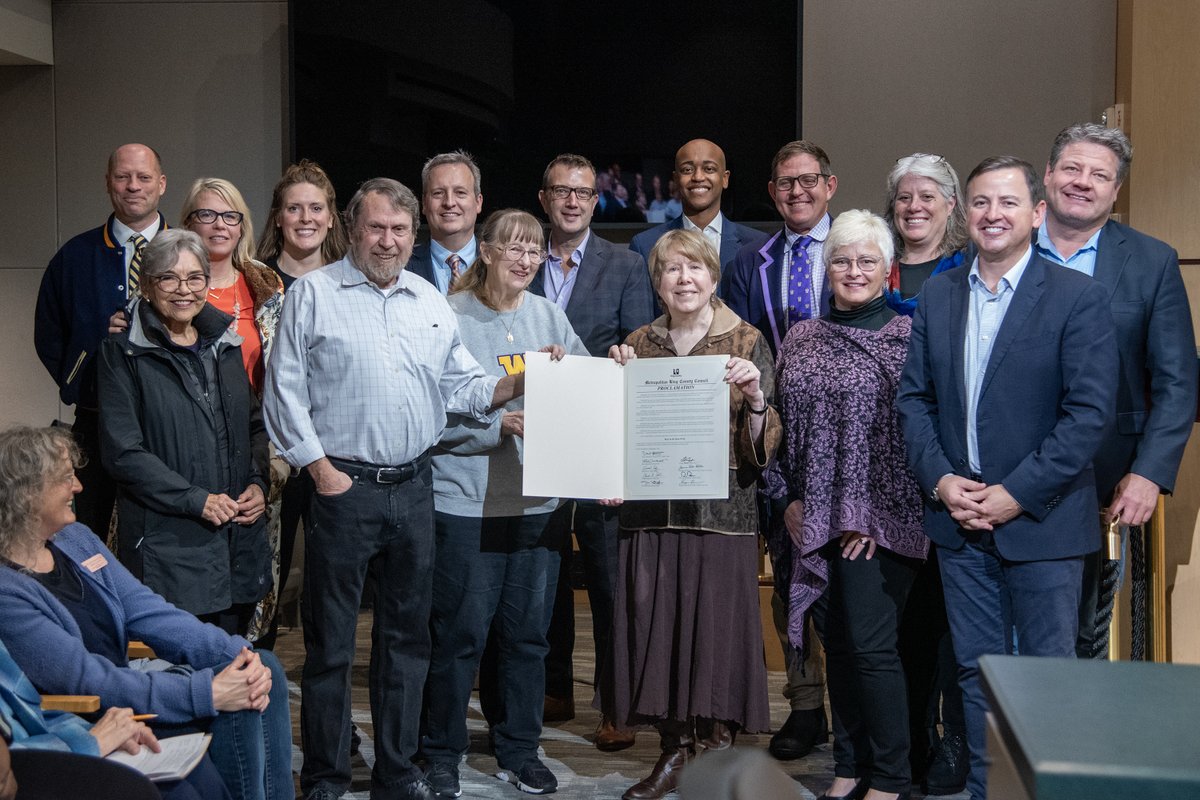 What an honor it was yesterday to recognize bestselling author Dan Brown in proclaiming December 25-31 as Boys in the Boat Week in King County! seattletimes.com/seattle-news/u…