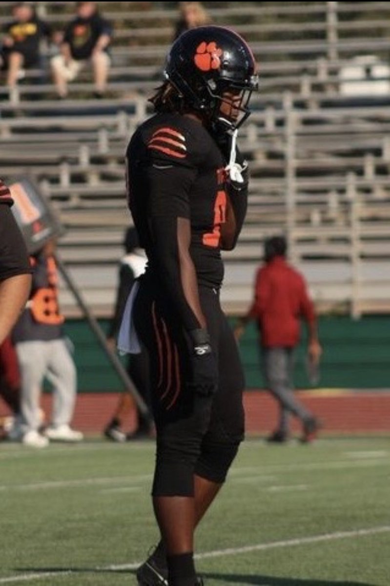 Mylesjwilliams's tweet photo. Reedley 2023 highlights 
6’4 240 DE/Joker
AA in hand 
@ReedleyCFB DL Coach @JLira2 Head Coach @Coach_Hart15 
https://t.co/szQDAIwJ05 https://t.co/htYKgDBdE2
