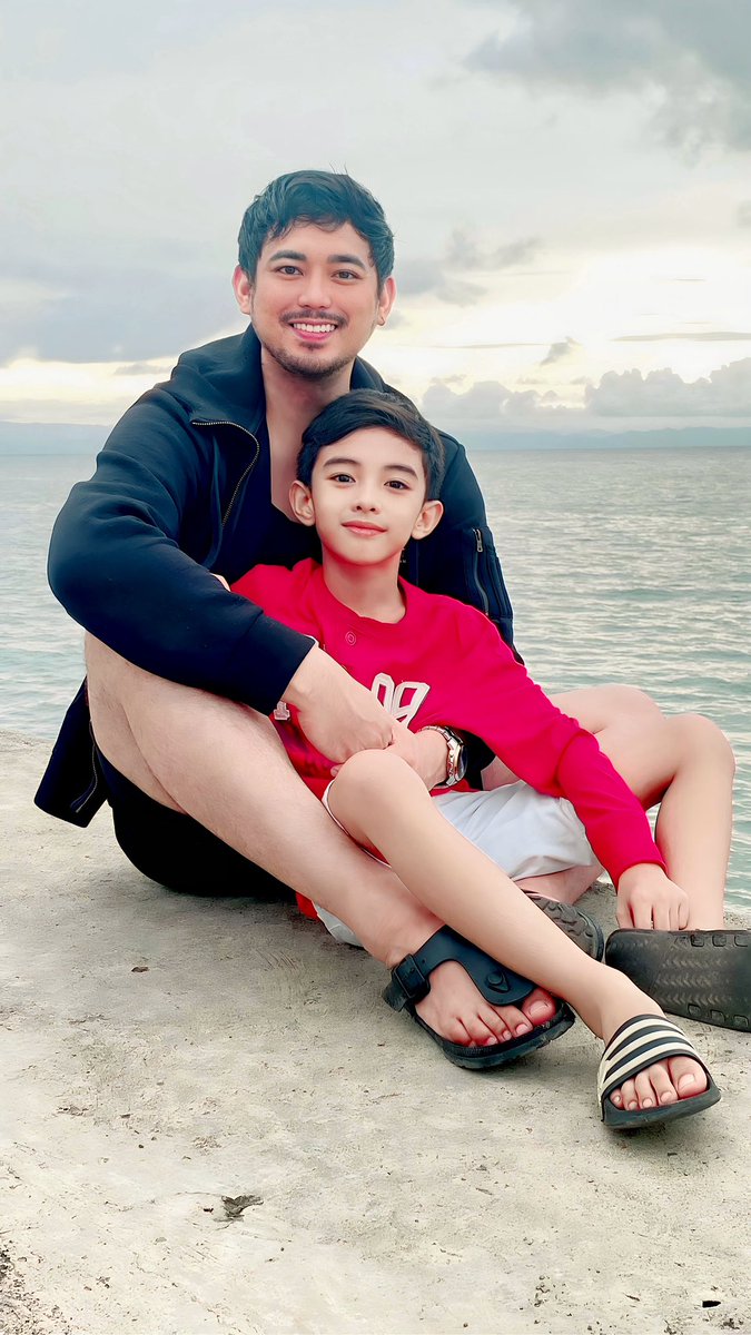 thatguymarmar's tweet photo. With kuya AJ. https://t.co/urzN2a0Jhq