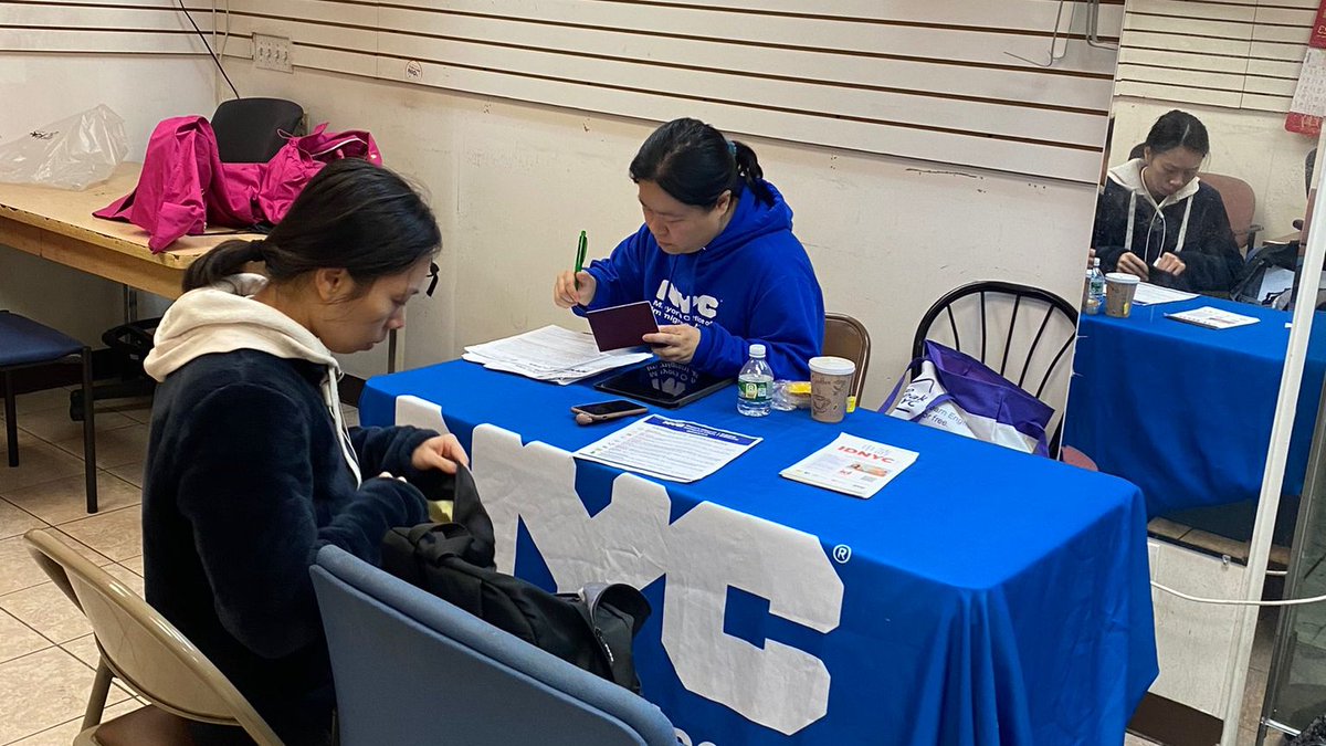 NYCImmigrants's tweet image. Back in action at Chinatown East Neighborhood Council! Today, MOIA assisted locals with their @IDNYC applications and renewals, making sure our communities have access to this vital resource. 🪪#CommunityAssistance