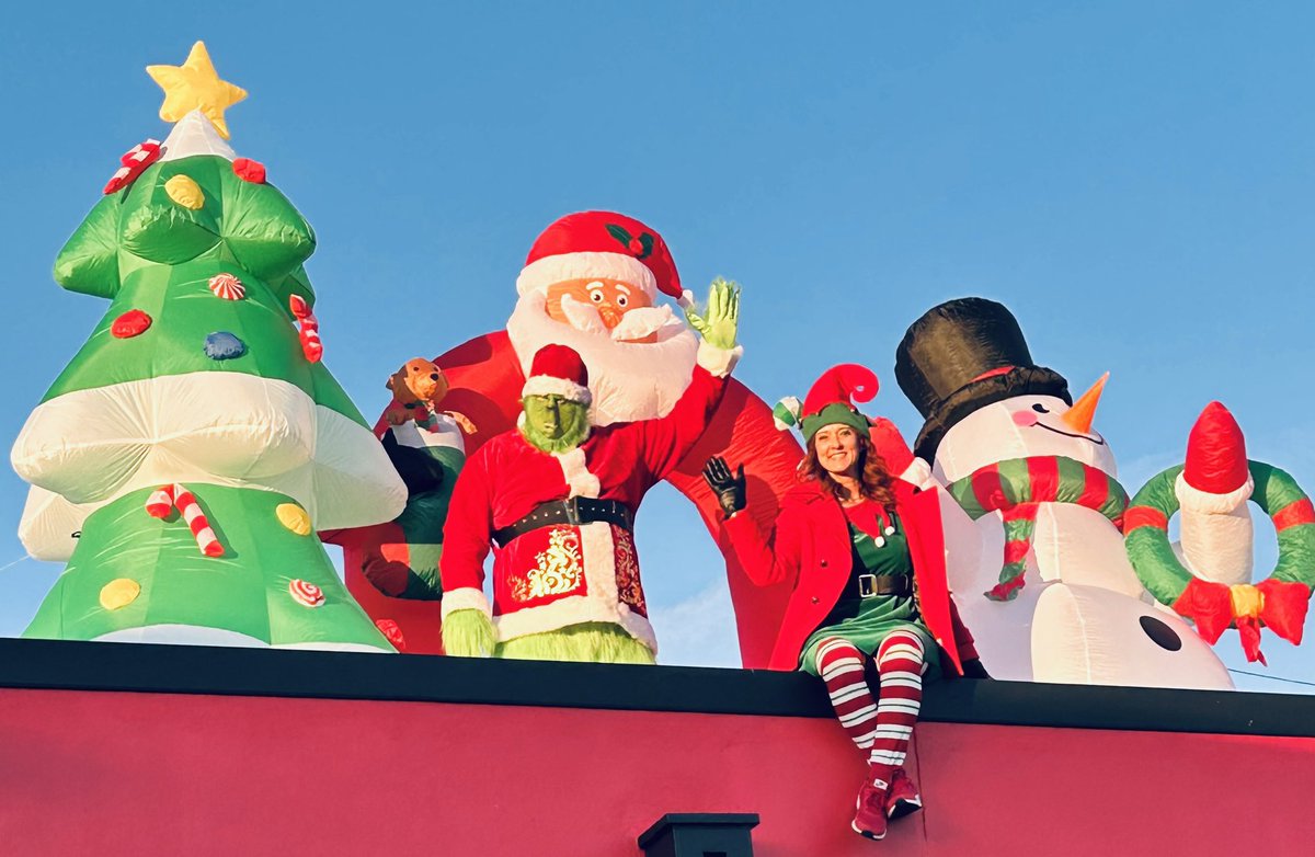 Grinch vs. Elf Day at North Hopkins ISD…
Up on the roof top NHISD Principals, Wright and Henderson welcome students as they arrive at school this morning!       🎄 ⛄️ 🎁 🎅🏻❄️
#WeLeadTX
<a href="/NorthHopkinsISD/">North Hopkins ISD</a>