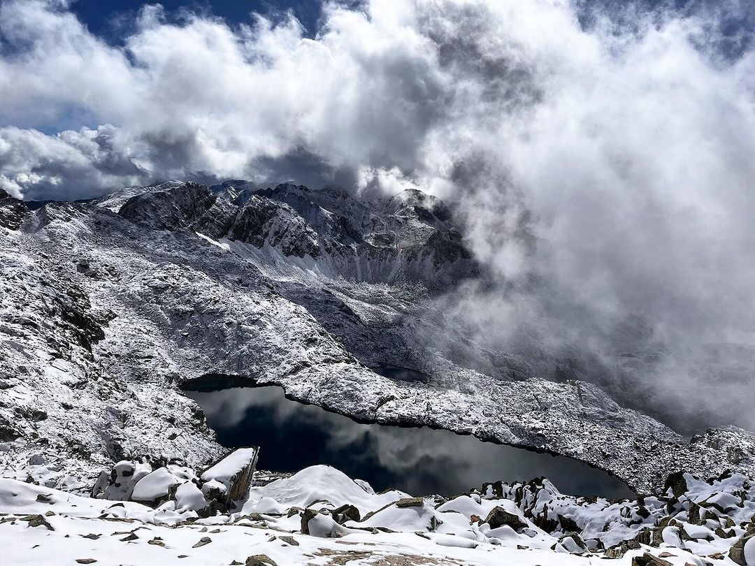 🏔️Luces y sombras ☁️
•
•
•
📸: Gracias a helen_to_hell 
•
•
•
📍 Pirineos, Balneario de Panticosa
•
•
•
#CasaBiescas
#Pirineos #Pyrenees
#RinconesDelPirineo #RuralTop 
#pirineoaragones #mountain #vivemontañas #photography #photo #photooftheday #pirineosadventures