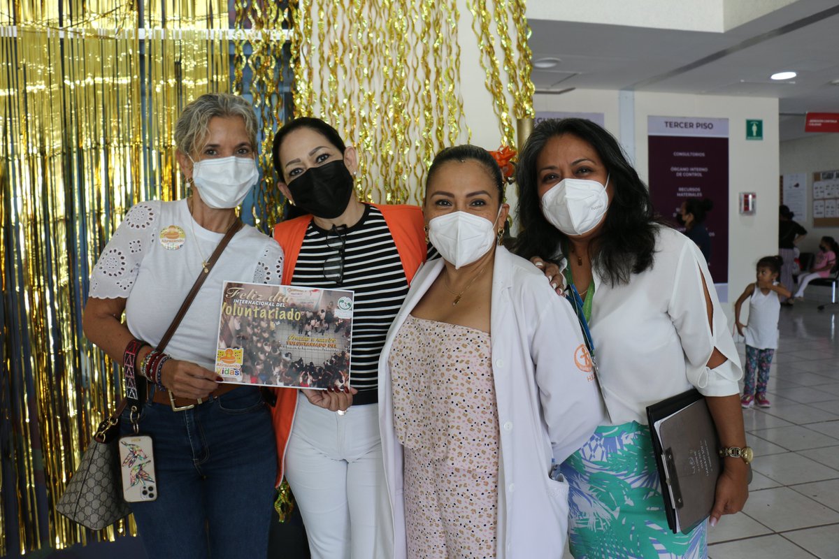 HEPChiapas's tweet photo. En el #DíaInternacionalDelVoluntariado, La Dra. Elsa María Albrores Ríos, Encargada de la Dirección del Hospital de Especialidades Pediátricas entregó reconocimiento a  Mónica Morales de Maturana y Marcela Paez por su dedicación y compromiso con el patronato. 
#CRAE https://t.co/VGTbdg8aj4