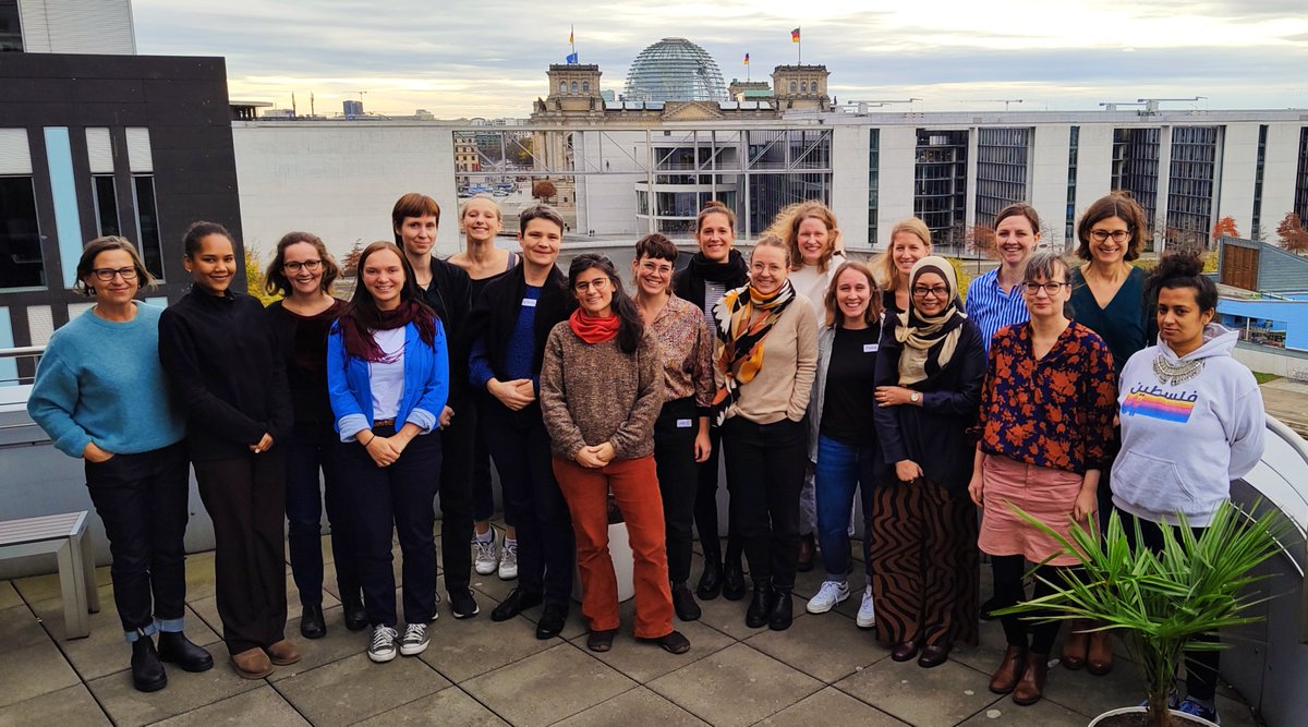 FAIR SHARE of Women Leaders (@fairwl_de) on Twitter photo 🤩 Wir sind in die 3. Runde des Women Leadership Labs gestartet. #Auftakttreffen #Berlin. U.a. standen Reflexionen zu Macht und Privilegien und eine Einführung zu #FeministLeadership auf dem Programm. Mehr zum Lab: fairsharewl.org/de/women-leade…
<a href="/DPLotterie/">PostcodeLotterie</a> <a href="/Le_sport_Na/">Lena Pawelke</a> #PostcodeEffekt 🤩 Wir sind in die 3. Runde des Women Leadership Labs gestartet. #Auftakttreffen #Berlin. U.a. standen Reflexionen zu Macht und Privilegien und eine Einführung zu #FeministLeadership auf dem Programm. Mehr zum Lab: fairsharewl.org/de/women-leade…
<a href="/DPLotterie/">PostcodeLotterie</a> <a href="/Le_sport_Na/">Lena Pawelke</a> #PostcodeEffekt