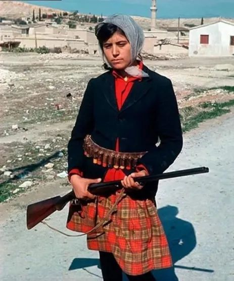 1964 yılında köyünün girişinde nöbet tutan Kıbrıs Türkü bir kadın.
Adı Aysel...
16 yaşında ve hamile...

Eşi TMT saflarında mücahit, kaçırılmış, ya da şehit olmuş.

O ise eşinin yasını tutmak yerine Türk varlığının mücadelesine en ön saflarda devam etmekteydi.