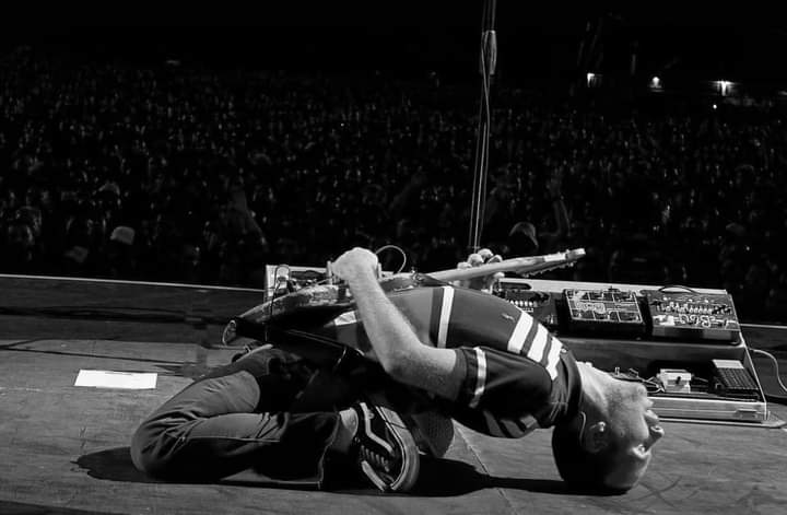 UnionPepperaArg's tweet photo. Zach, guitarrista de @IrontomBand e hijo del batero original de los @ChiliPeppers , Jack Irons!
La banda californiana abrió para los Red Hot Chili Peppers durante el tramo latinoamericano del Global Stadium Tour! Que les pareció?
Los leemos!
#rhcp #redhotchilipeppers #irontom https://t.co/4w6EhKiNmn