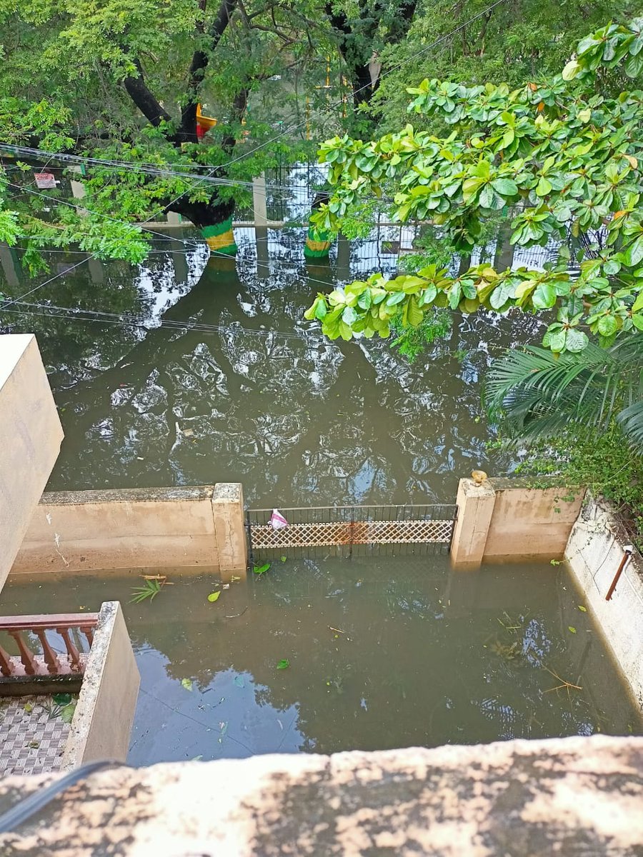 Keeka92's tweet photo. Thank you for posting this Nishant. 
Its sad that there is not even a reply from @chennaicorp @TRBRajaa

The water level is still at a similar level. Apparently some people came in the tractor yelling it'll take atleast 2 days to clear the water. As of now they are managing. https://t.co/fhkbsjgrLx