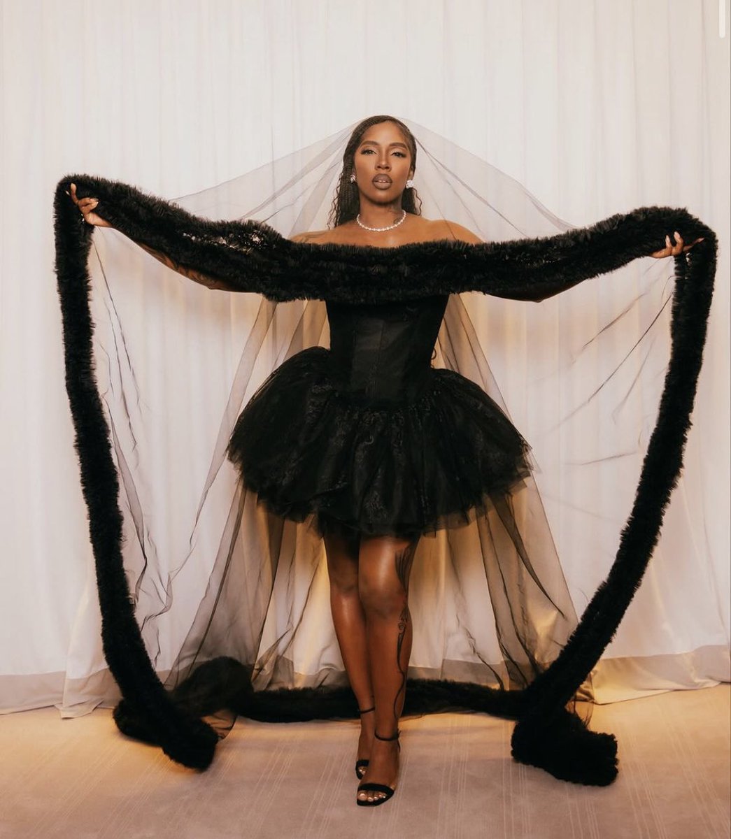 StyleVitae's tweet photo. @tiwasavage, attended the British Fashion Awards in a @valdrinsahiti dress, beautifully accessorized with a floor-sweeping veil, lending her an bridal aesthetic. She complemented the look with Christian Louboutin shoes.

# Stylevitae #fashionawards #tiwasavage https://t.co/PSzunNE5hE