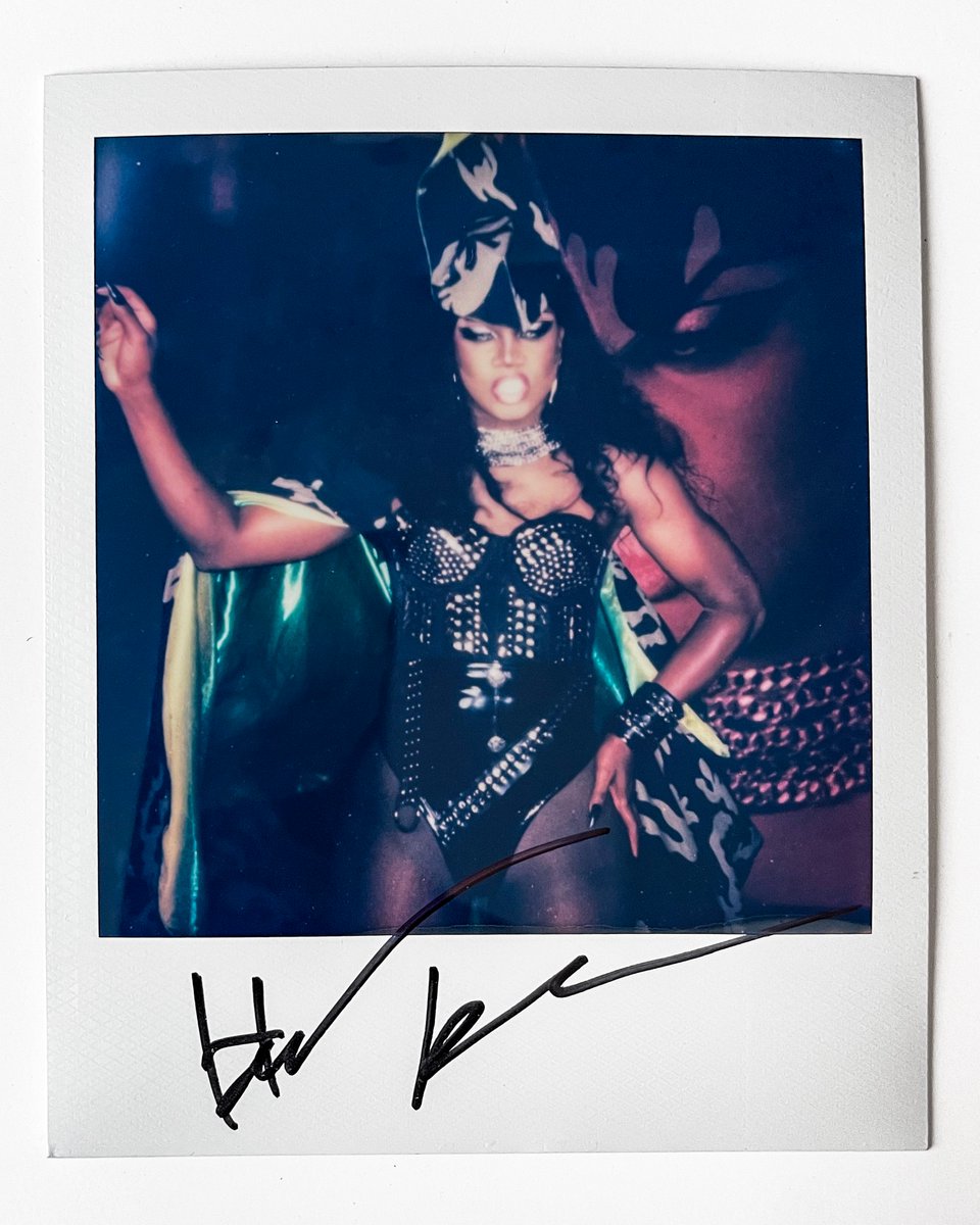 Behind-the-queens with @HershiiLiqCour 📸 

#DragRace Season 16 premieres FRI JAN 5 at 8/7c on <a href="/MTV/">MTV</a> 🍫