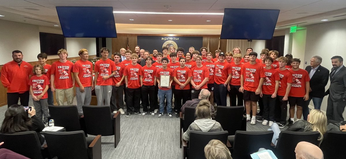 Appreciate the City of San Clemente honoring our players and program last night at their monthly city council meeting! This is what #onetownoneteam is all about! 🔱🏆🏄‍♀️📍📈✅