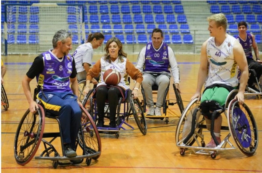 Dando nuestro apoyo a los deportistas en el #DíadelaDiscapacidad en un partido de baloncesto en silla de ruedas.