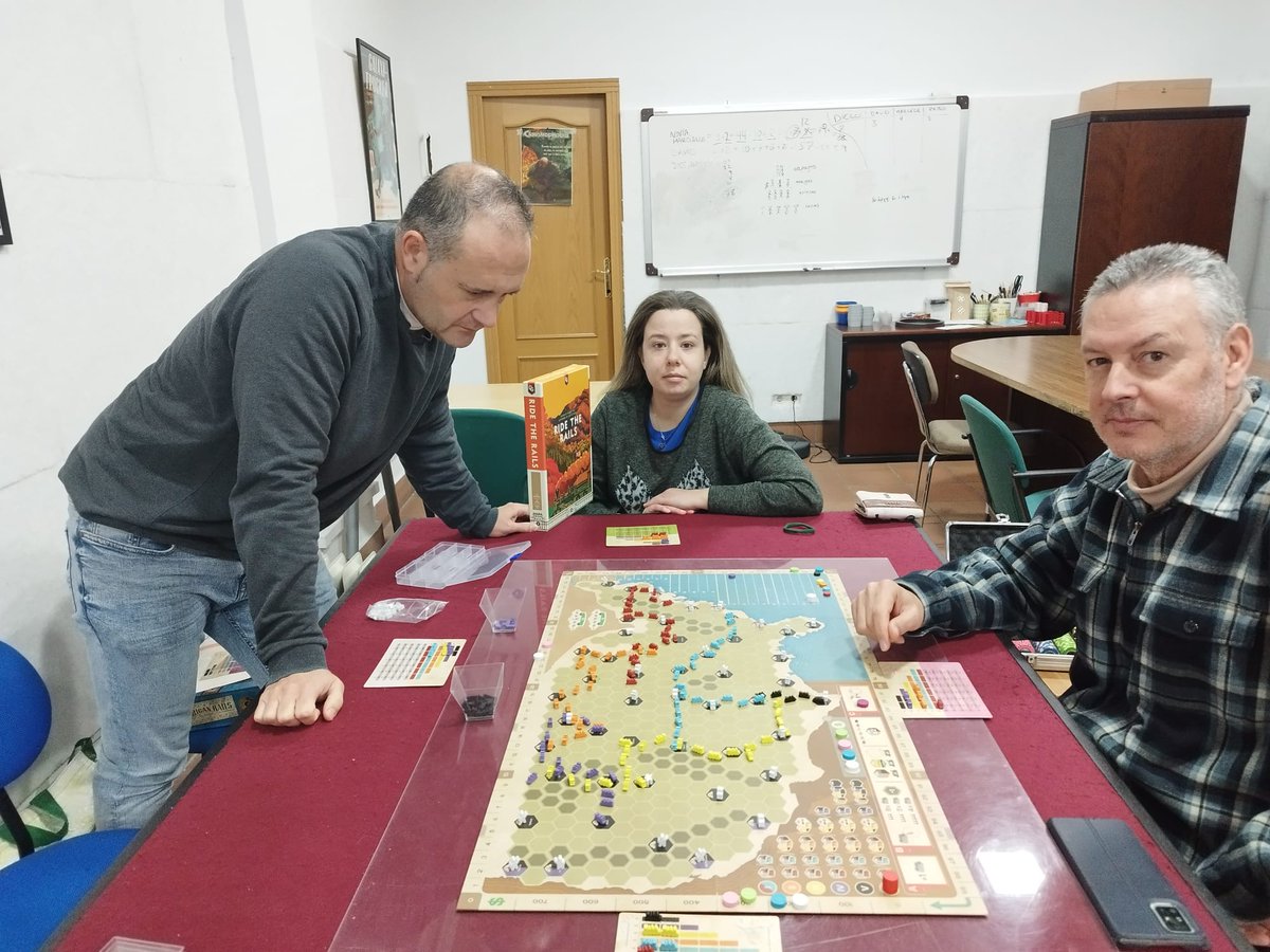 DA2juegos's tweet image. Buenos juegos y buena gente. La mejor combinación y la que hace grande el club.
#Apiary #Arkwright #Root #RideTheRails