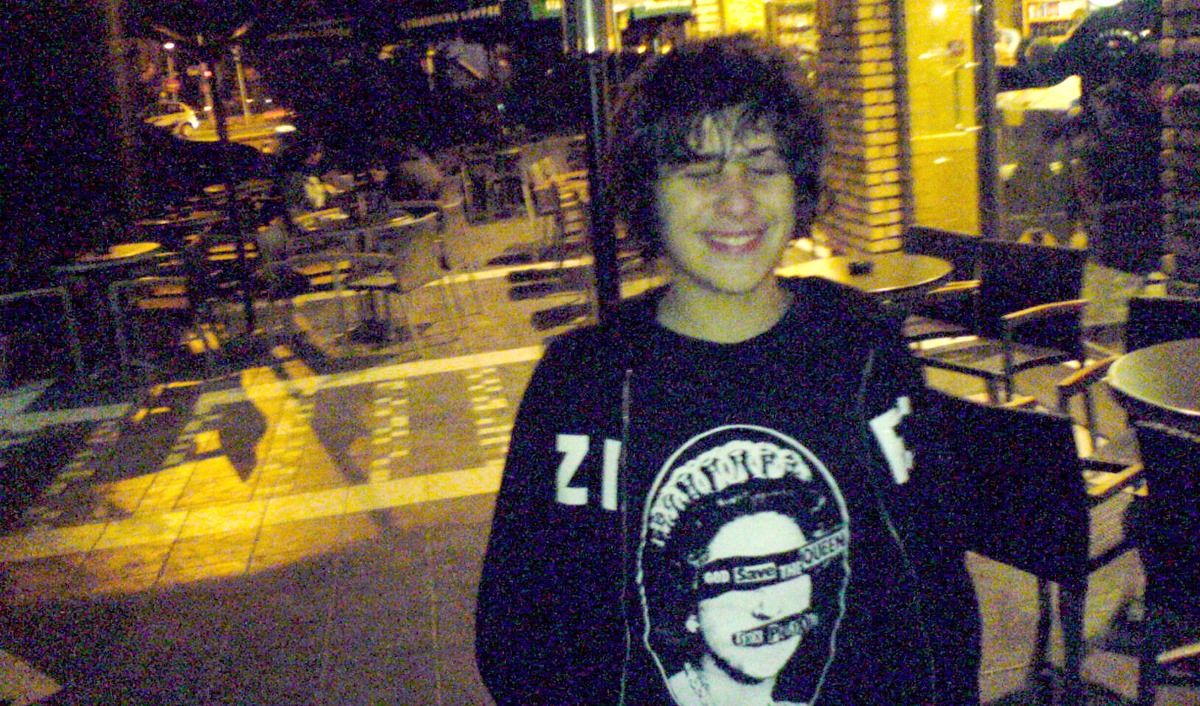 Kardeşimsin Alexis!

Alexis, 15 yaşında bir Yunan öğrenciydi. 6 Aralık 2008 tarihinde Atina'nın Exarchia mahallesinde polisler tarafından öldürüldü. Alexis'in ölümü sonrası 2008 Yunan isyanları olarak bilinen geniş çaplı protestolara ve ayaklanmalara yol açtı.