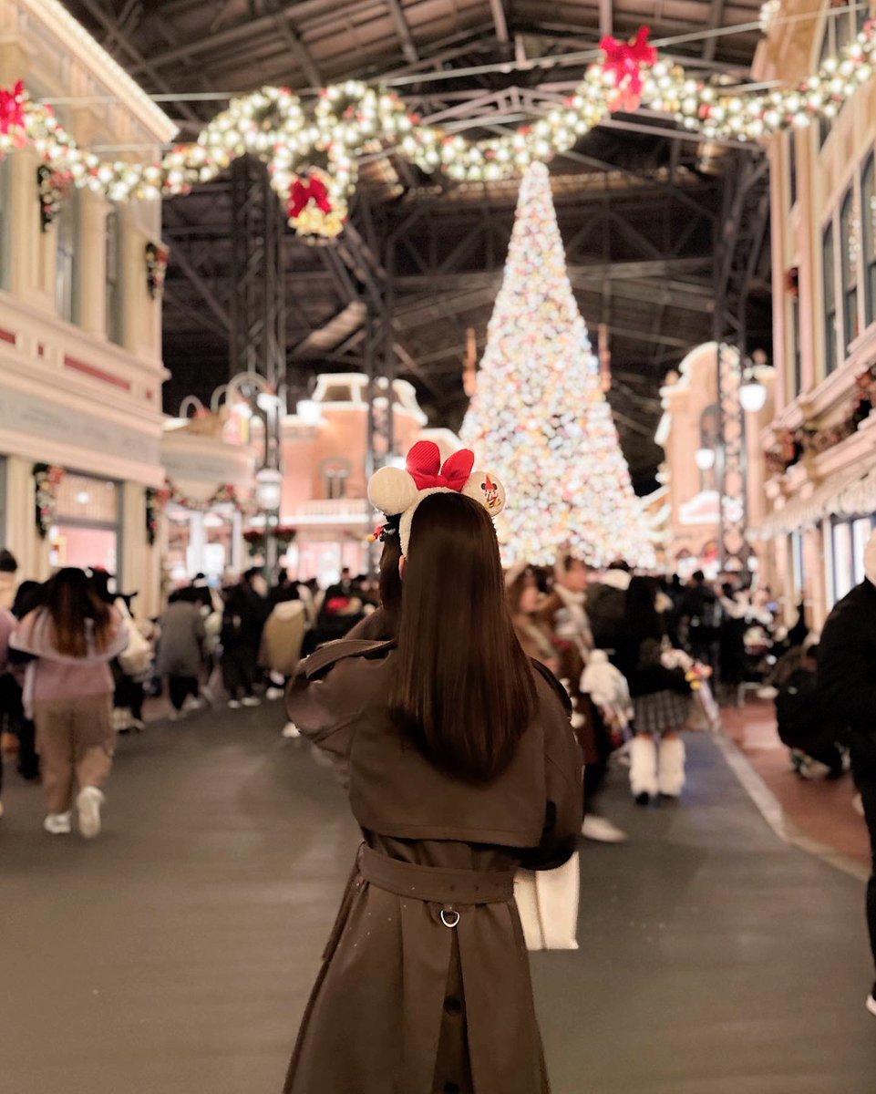 xqueen___a's tweet image. EPIKのフィルター「forest4」が、クリスマスマーケットやディズニーの写真と相性バッチリなのでおすすめ！緑を深く彩度低めに、赤を強調して暖かみのあるレトロな雰囲気に仕上げてくれます📸
