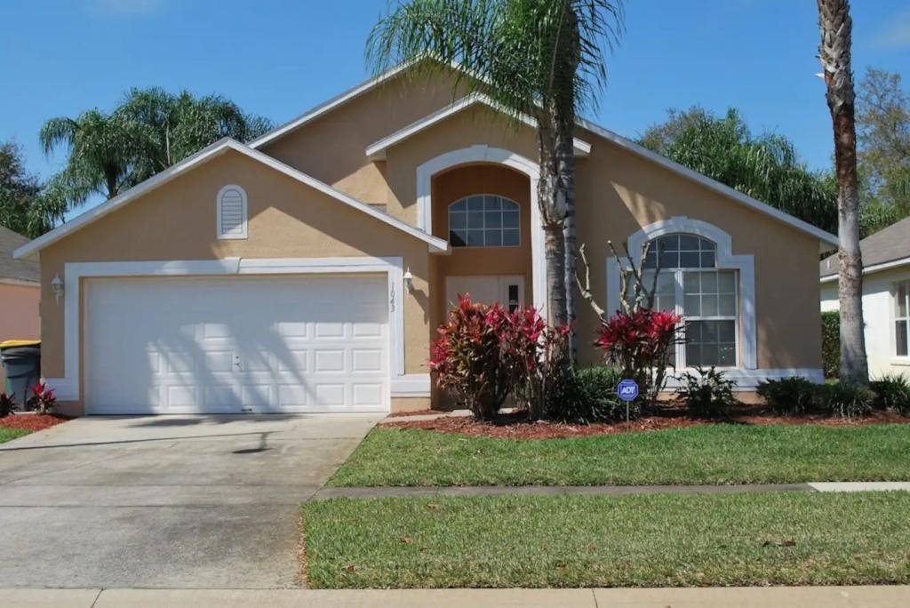 rentbyhost's tweet photo. Chasing sunsets and making memories at our stunning 4-bedroom villa in Kissimmee, Florida. Beach views, cozy chairs, and endless relaxation await. ๐
๐๏ธ #SunsetVibes #FloridaGetaway #VillaRental #rentbyhost #rentalsByOwner #Florida #ownerdirect https://t.co/VCGFjyxBVC https://t.co/IC3P0kWHSn