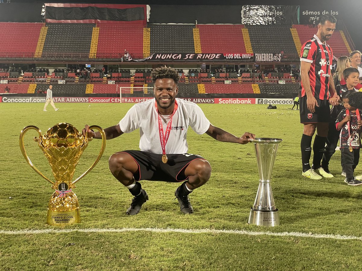 freddygondola11's tweet photo. Un león 🦁no se convierte en gato cuando esta dentro de la aula.. Campeones de Centroamérica, Dios y sus cosas 🙏🏾⚽️🏆🥇 https://t.co/eIK3kZjCac