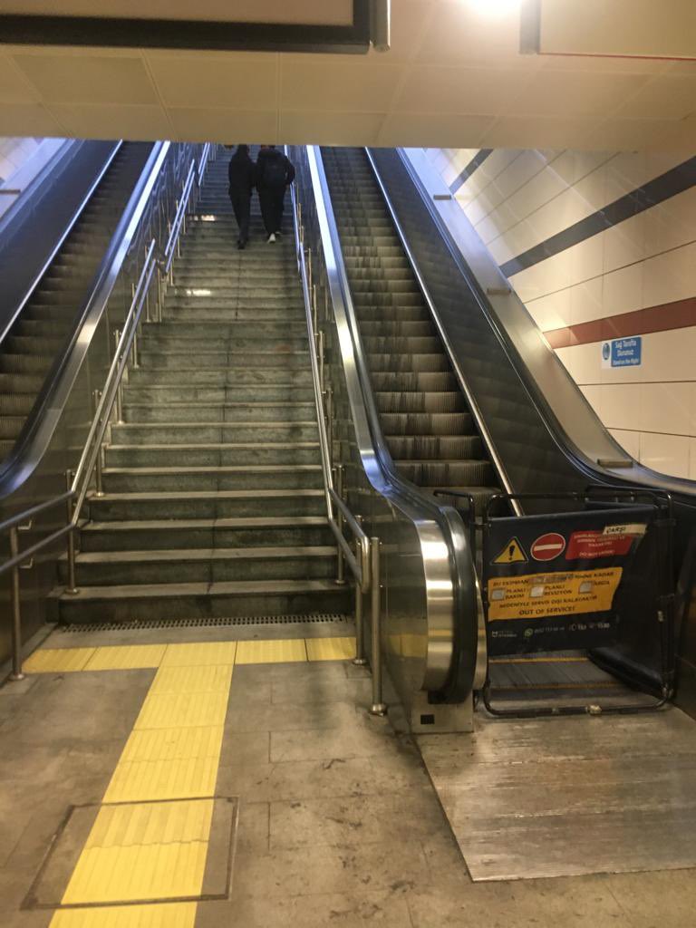 Ümraniye Çarşı Metro İstasyonu’nda üç haftadan bu yana yürüyen merdiven çalışmıyor. 
Bir yönetim düşünün; 5 yıldır bırakın yeni bir eser üretmeyi var olanı bile işletemiyor, tamiratını dahi yapamıyor. 

Kaldığımız yerden devam etmeye, #Yenidenİstanbul demeye 4 aydan az kaldı…