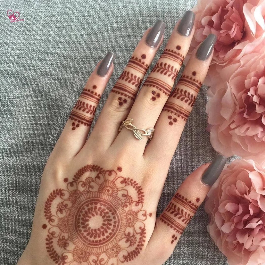 Elegant Back Hand Circle Mehndi Designs for Special Occasions! 🌿🌺 Elevate your look with these intricate and timeless henna patterns. Let your hands tell a story of beauty and celebration! 🌟🌸 #MehndiDesigns #SpecialOccasions
fashionforswag.com/back-hand-circ…