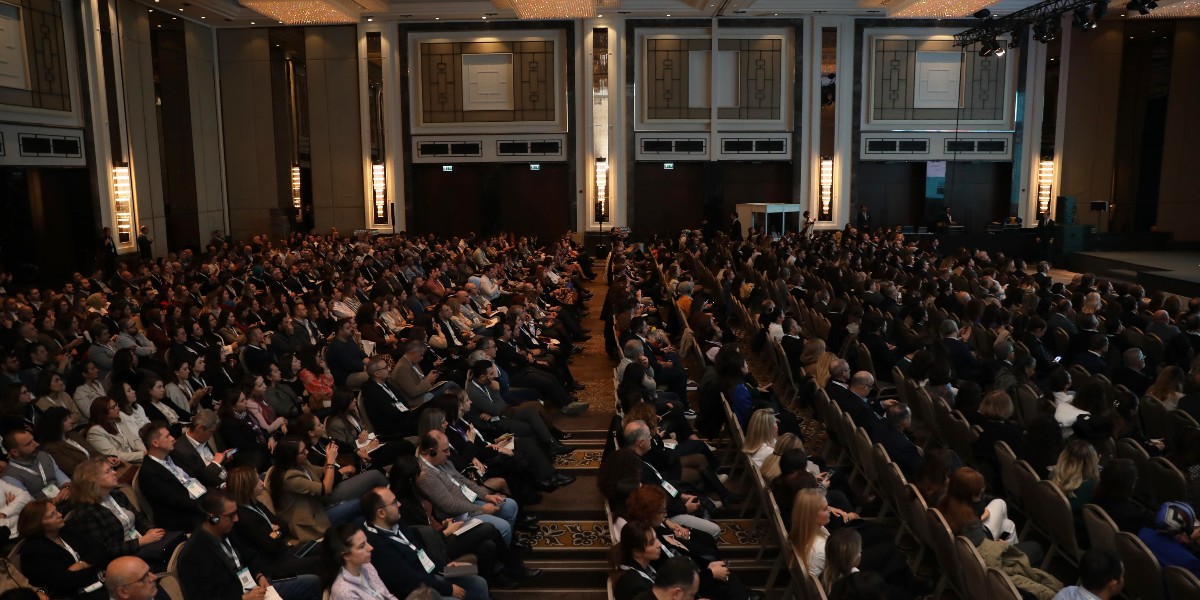picanolnv's tweet photo. Last week, our R&D Manager, Kristof Roelstraete, was honored to give a keynote speech on the sustainable characteristics of our weaving machines at the Sustainability Talks conference in Istanbul (Tรผrkiye). #picanol #letsgrowtogether #beconfident #sustainabilitytalks https://t.co/meTdi4MO3N