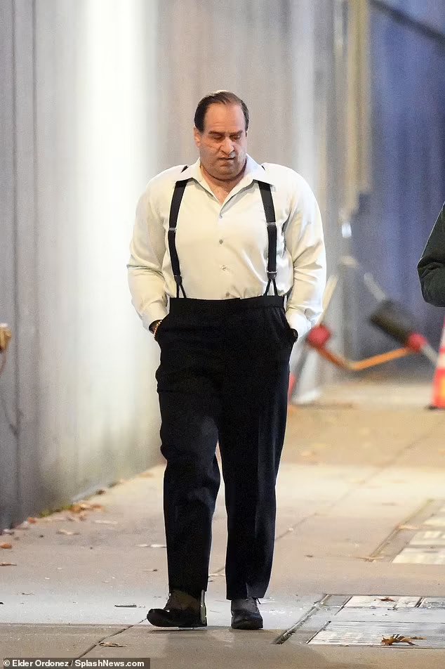 gothampostagem's tweet photo. Novas imagens de Colin Farrell em #ThePenguin 

A série chega ainda em 2024 na Max.

[📸 @CFarrellUpdates] https://t.co/bp5wGSUaAQ