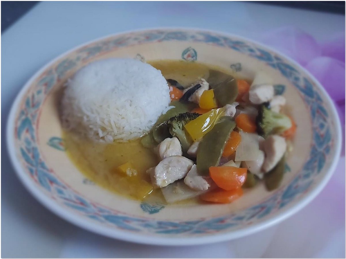 LeedSTUnited's tweet photo. Today I thought Iโd go Thai, and made a Thai Green chicken ๐ Curry (my version) with Boiled Rice ๐ Manu couldnโt compliment it enough. Said it tasted better than a restaurant/takeaway ๐๐๐ #HomeMadeFoodIsTheBest #Thai #GreenCurry #BoiledRice #YummyYummyInMyTummy https://t.co/AEMaZYNFkD