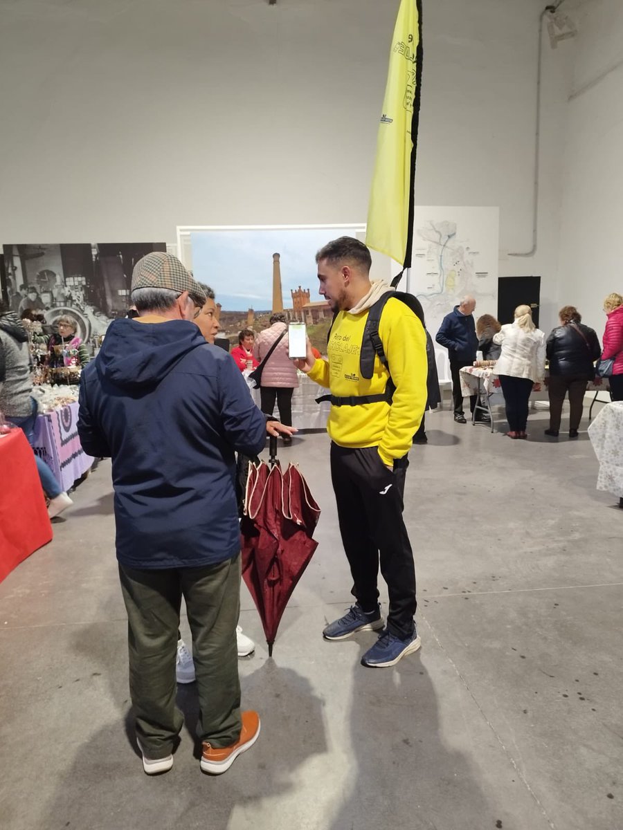 lavegamancomuni's tweet photo. En el Mercado Navideño de @desarrollominas nuestros monitores medioambientales han animado a los vecinos a participar en el #IIIRetodelReciclaje depositando los envases de plástico, briks y latas en el amarillo y convirtiendo a su pueblo en el más reciclador de la comarca. Ánimo! https://t.co/uvOkNrvlRx