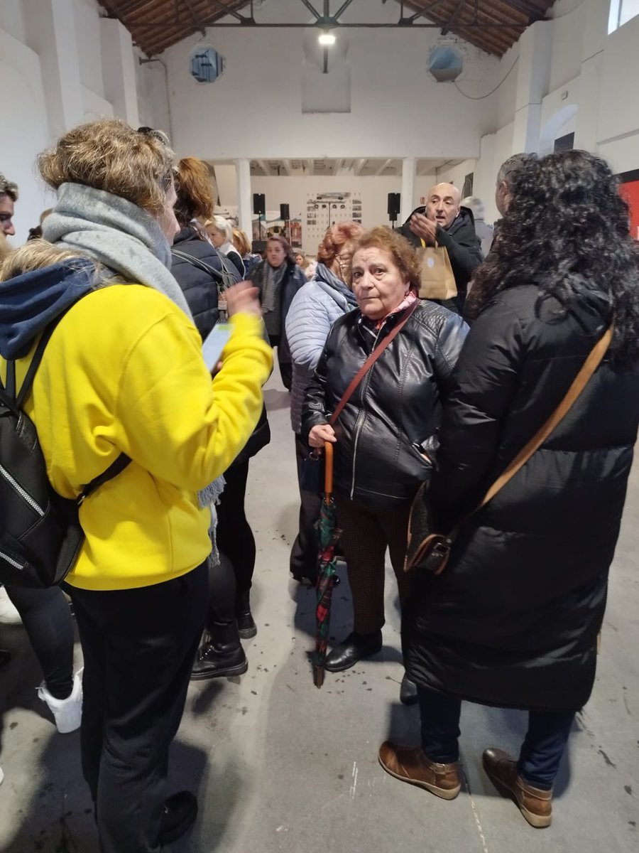 lavegamancomuni's tweet photo. En el Mercado Navideño de @desarrollominas nuestros monitores medioambientales han animado a los vecinos a participar en el #IIIRetodelReciclaje depositando los envases de plástico, briks y latas en el amarillo y convirtiendo a su pueblo en el más reciclador de la comarca. Ánimo! https://t.co/uvOkNrvlRx