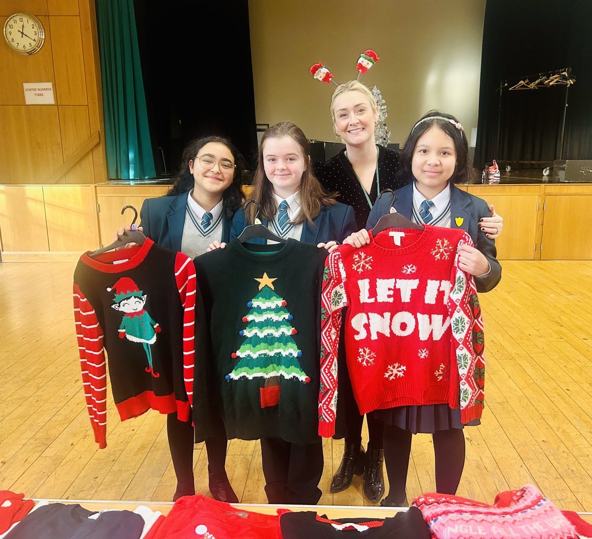 ThornhillDerry's tweet photo. A fantastic turnout for our Eco Club Christmas Swap Shop today.  

Well done to Mrs Mc Cullagh and her members for organising this @ThornhillGeo @KeepNIBeautiful @ECOUNESCO 💛🌍🎄

#swapshop #preloved #newtome https://t.co/X9UxaHPLEC