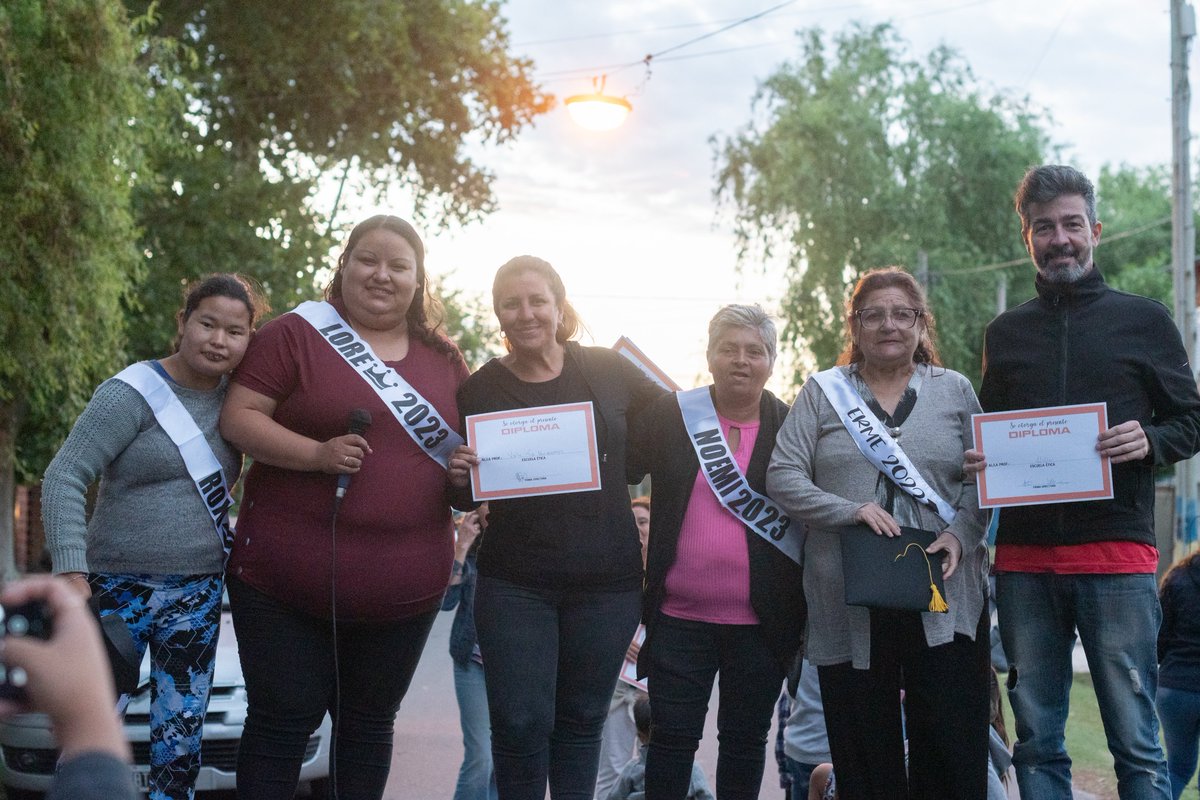 Se va terminando el año y desde nuestras ESCUELAS de gestión social lo hacen de la mejor manera. Con nuevos graduados y graduadas, con decenas de estudiantes terminando otro ciclo lectivo, con las comunidades de cada barrio acompañando este hermoso proceso de hacer escuela🧑🏾‍🎓🙋🏻‍♀️👨🏾‍🏫